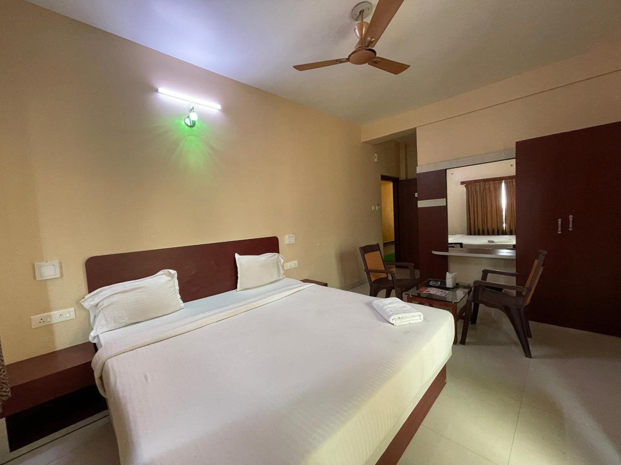 Hotel Golden Wave Puri Exterior foto
